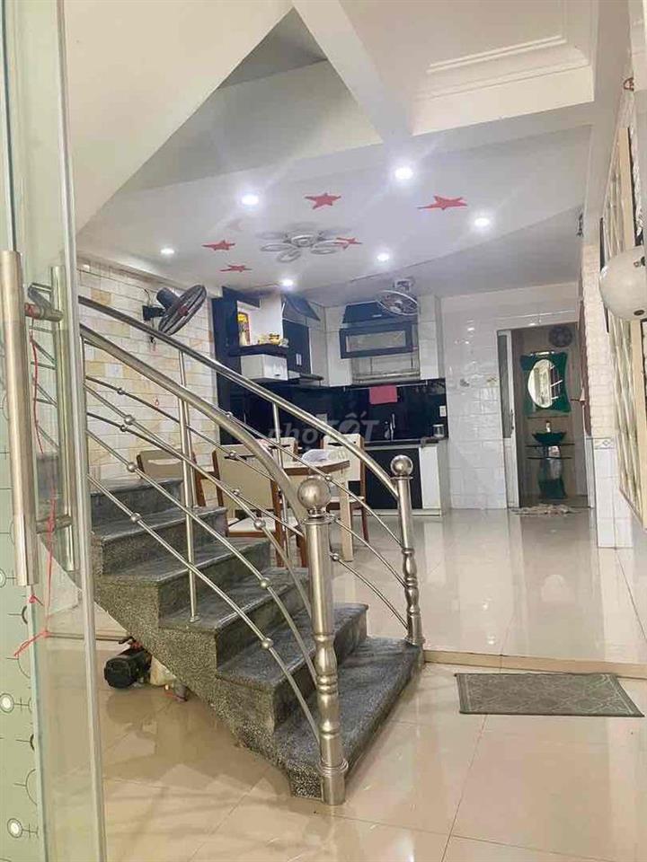 Cho thuê nhà 3 tầng kiệt oto 356 Hoàng Diệu| 3 P/ngủ;3 wc.