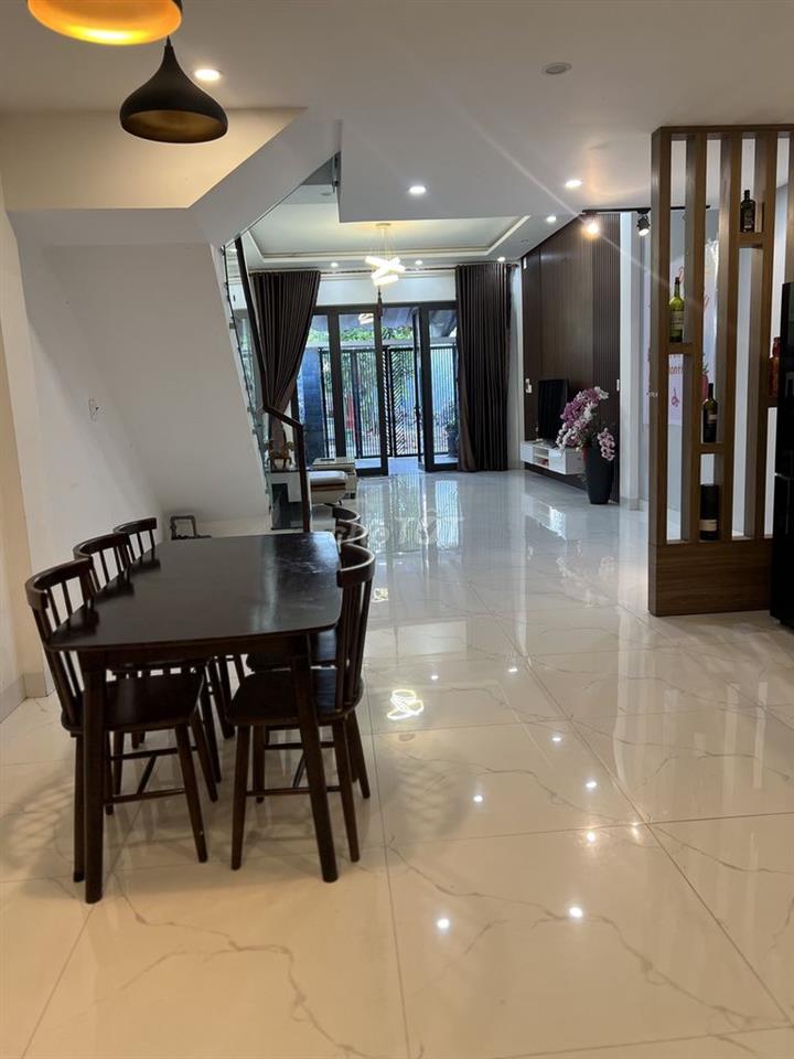 Nhà nguyên căn 3 tầng ,3 pn, 3wc,  vào ở ngay, đầy đủ tiện nghi