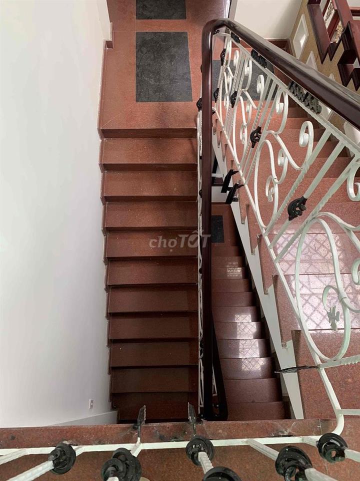 Cho thuê nhà nguyên căn 4 tầng mặt tiền Hải Hồ