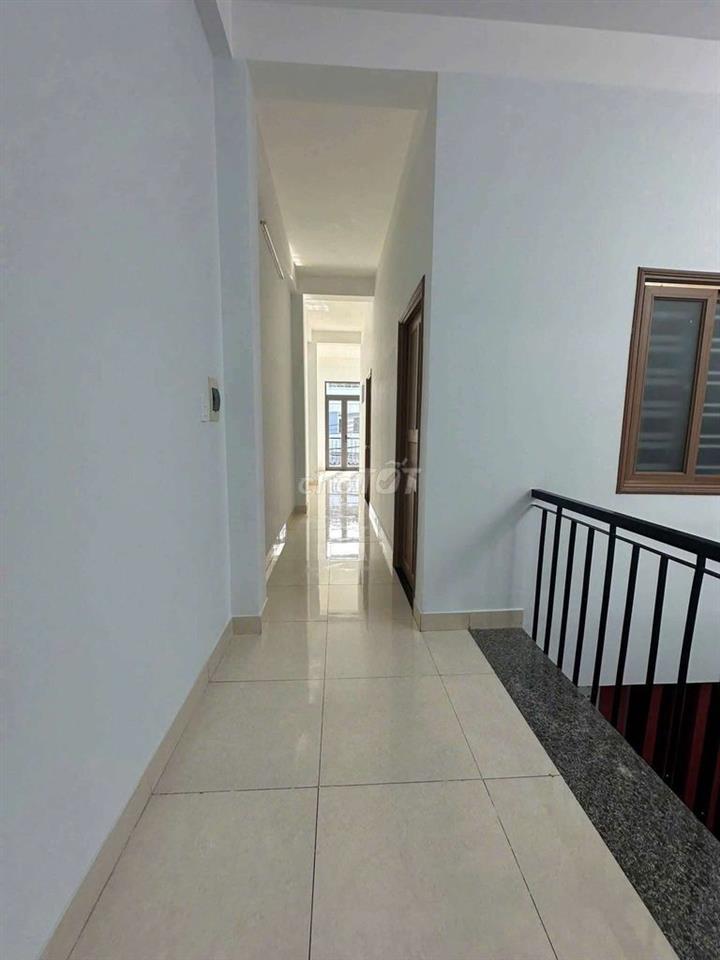 NHÀ 2 TẦNG, 105M2, 3PN, ĐƯỜNG 7M5 GẦN CHỢ HOÀ MỸ, PHÒNG KHÁCH RỘNG