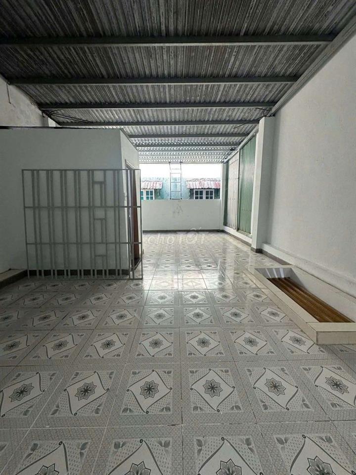 NHÀ 2 TẦNG, 105M2, 3PN, ĐƯỜNG 7M5 GẦN CHỢ HOÀ MỸ, PHÒNG KHÁCH RỘNG