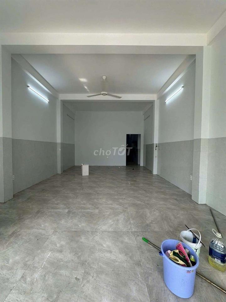 NHÀ 2 TẦNG, 105M2, 3PN, ĐƯỜNG 7M5 GẦN CHỢ HOÀ MỸ, PHÒNG KHÁCH RỘNG
