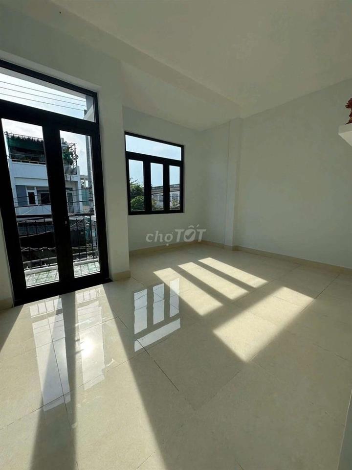 NHÀ 2 TẦNG, 105M2, 3PN, ĐƯỜNG 7M5 GẦN CHỢ HOÀ MỸ, PHÒNG KHÁCH RỘNG