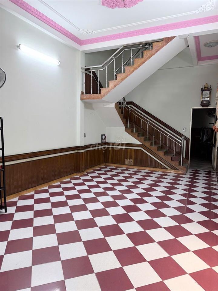 Nhà 3 tầng nguyên căn gần trường cấp 2