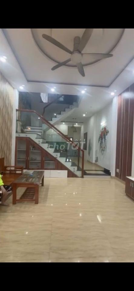 cho thuê nhà NguyễnHuyTưởng 3 tầng,có nội thất,điềuhoà tủlạnh nónglạnh