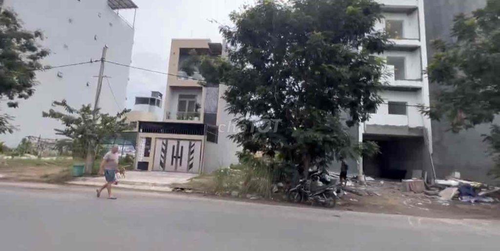Đất Nguyễn Minh Châu
