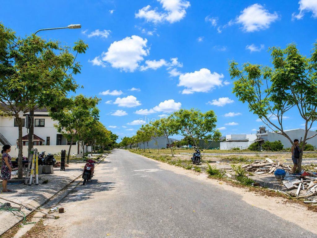Đất 137m2, đường 17m5, gần biển, gần sông, sẵn sổ sang tên ngay