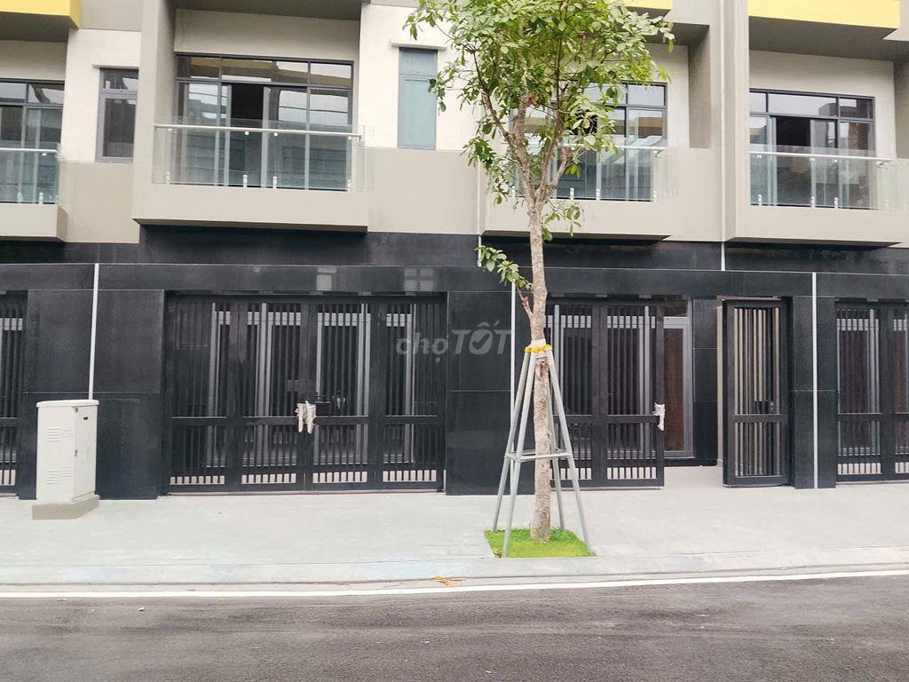 Nhà DT đất 137 m2 ,1 trệt,2 lầu,1 mái ,5 PN-5 WC, Ngay tuyến metro 1