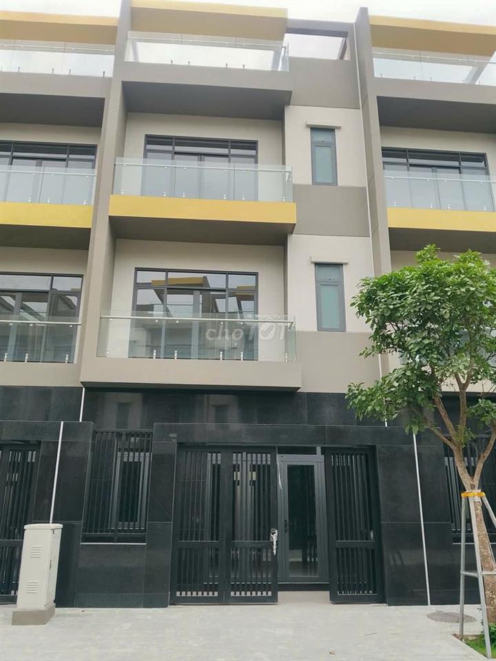 Nhà DT đất 137 m2 ,1 trệt,2 lầu,1 mái ,5 PN-5 WC, Ngay tuyến metro 1