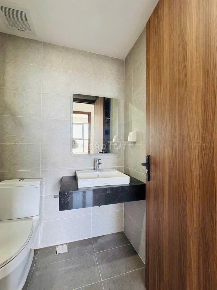 Chính Chủ bán gấp căn 2PN 2WC DT 73m2 hướng Đông Nam view hồ bơi 