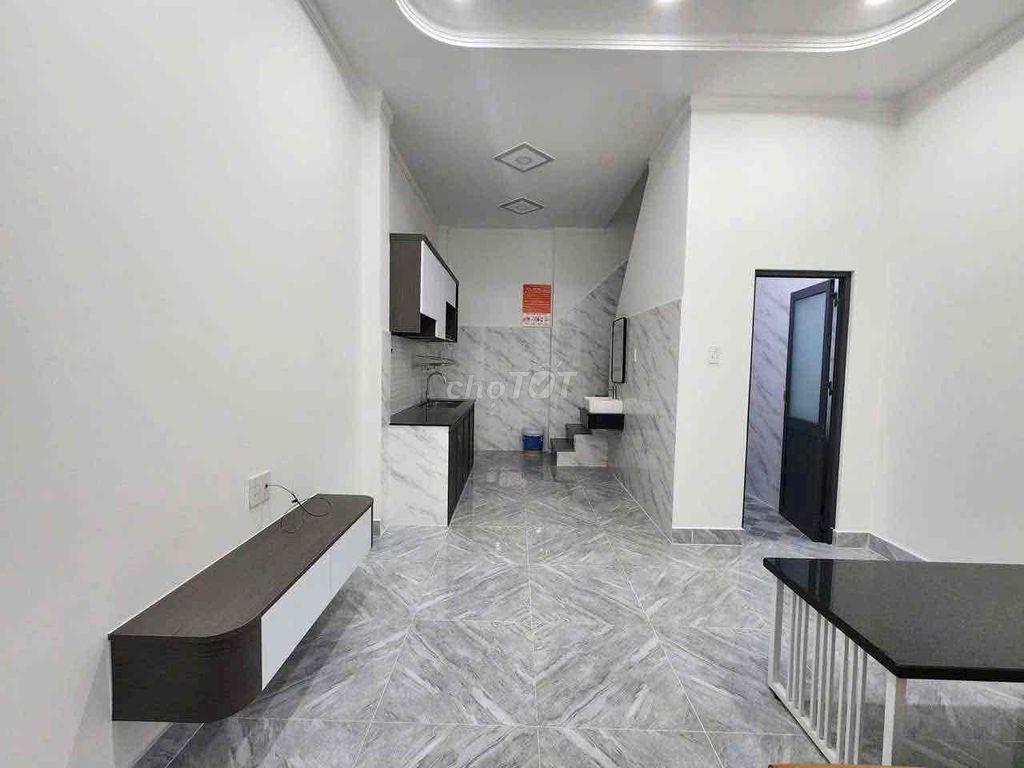 Cho thuê nhà liền kề cổng chung phường Phú Hoà