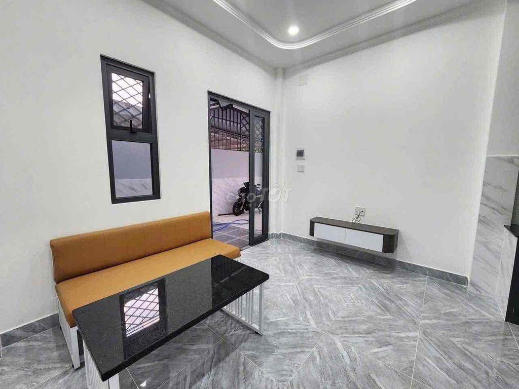 Cho thuê nhà liền kề cổng chung phường Phú Hoà