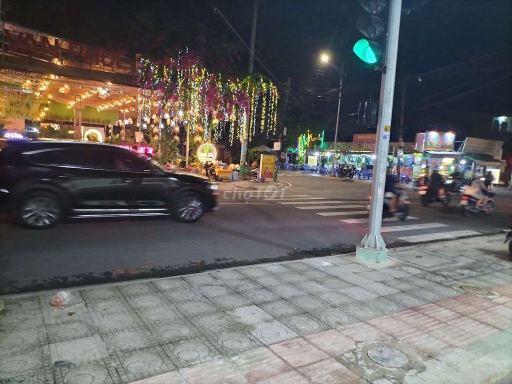 căn góc cực đắc địa còn xót lại trên con đường sầm uất
