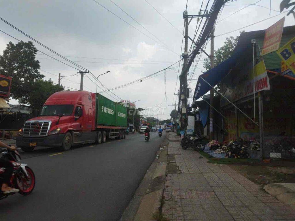 Mặt tiền chợ đêm Chí Thành+ sân bóng đang cho thuê 100tr/tháng. Mặt ti