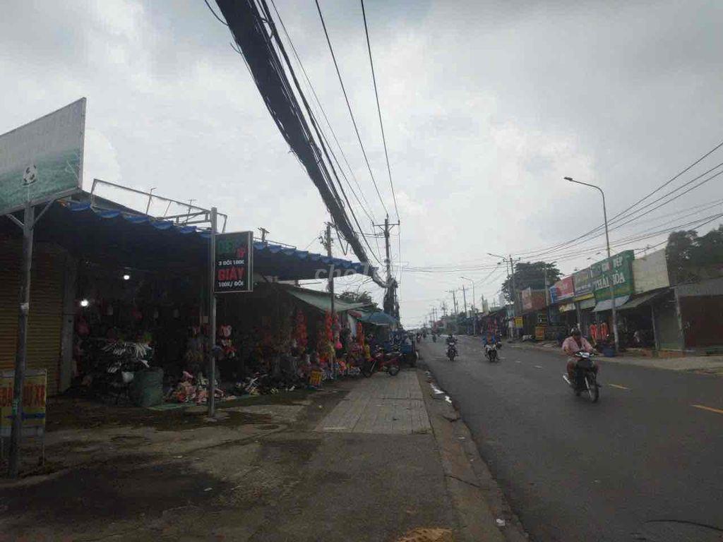 Mặt tiền chợ đêm Chí Thành+ sân bóng đang cho thuê 100tr/tháng. Mặt ti