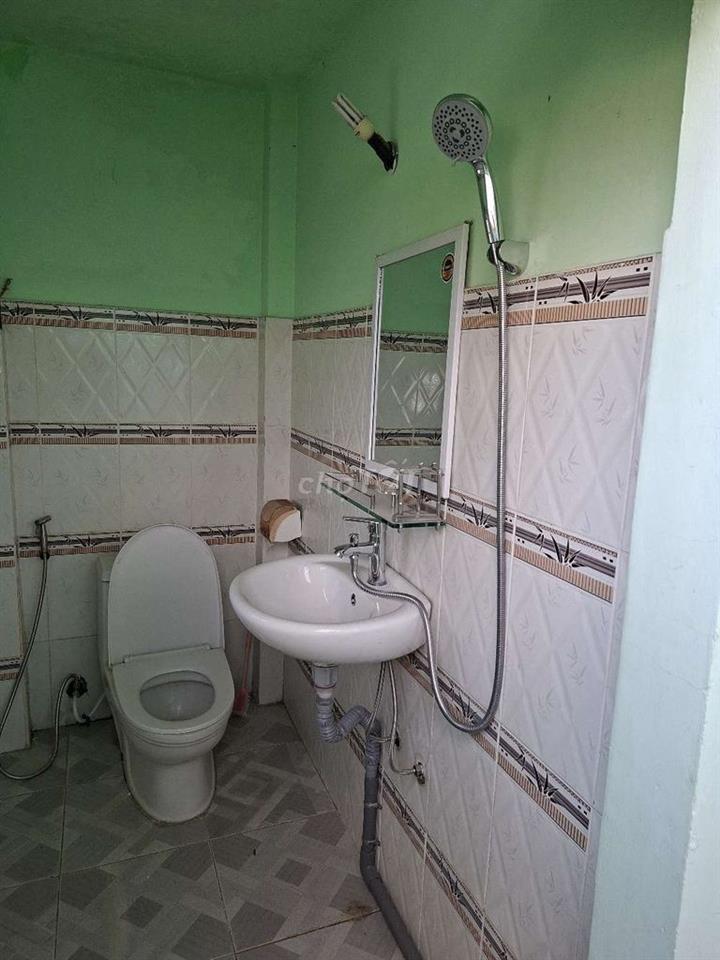 Bán nhà chính chủ lầu trệt sát trường cấp 2, có 2 phòng trọ phía sau