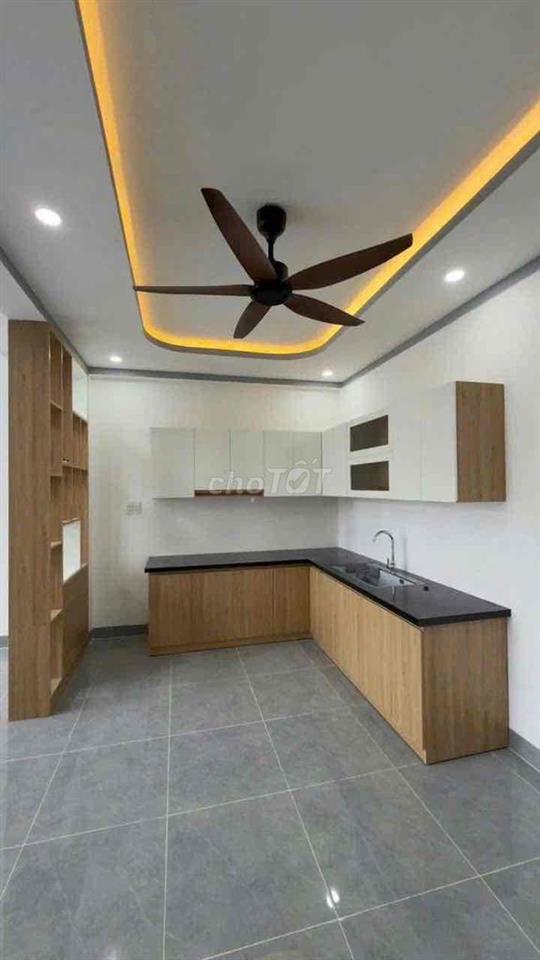 Nhà mới cần tìm chủ . gần chợ sát bên trường có sân ô tô
