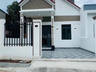 Nhà mới xây gần quốc lộ 13 , dân sát bên , trường chợ