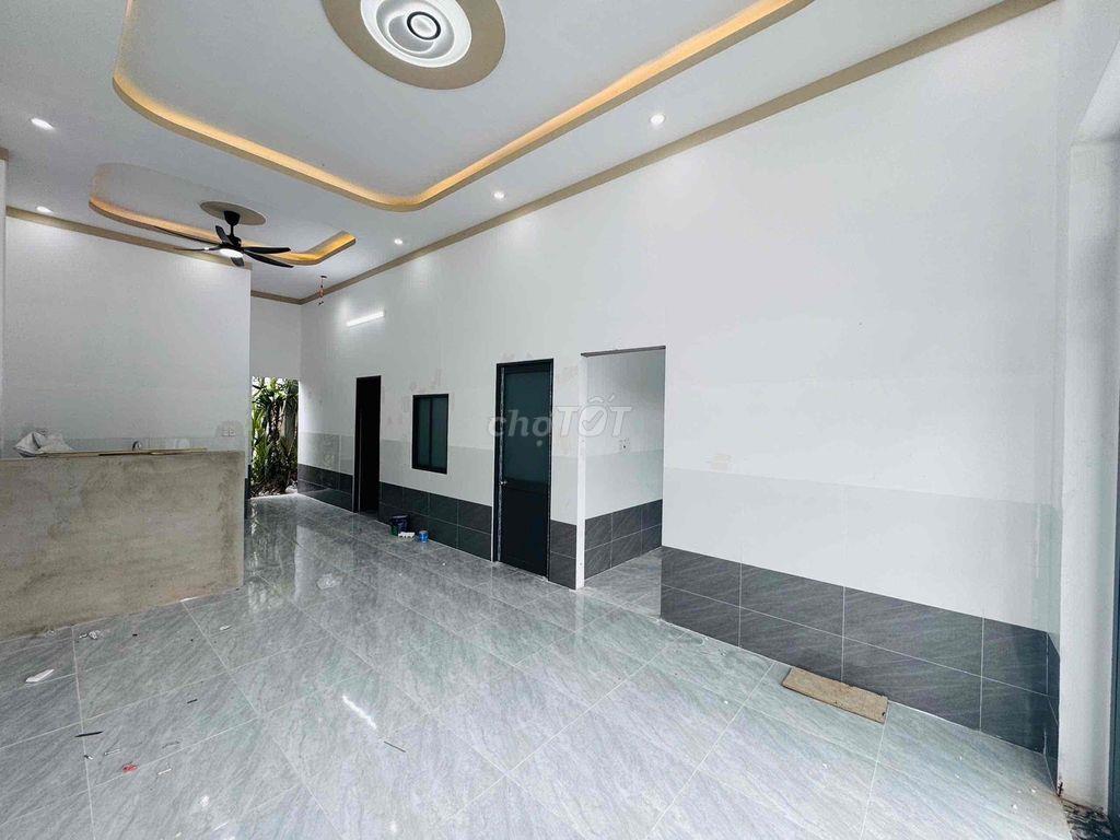 Nhà mới xây gần quốc lộ 13 , dân sát bên , trường chợ