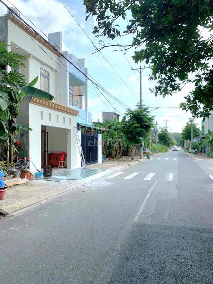 Bán nhà 1 trệt 1 lửng tặng full nội thất, đường 2 oto thông thoáng
