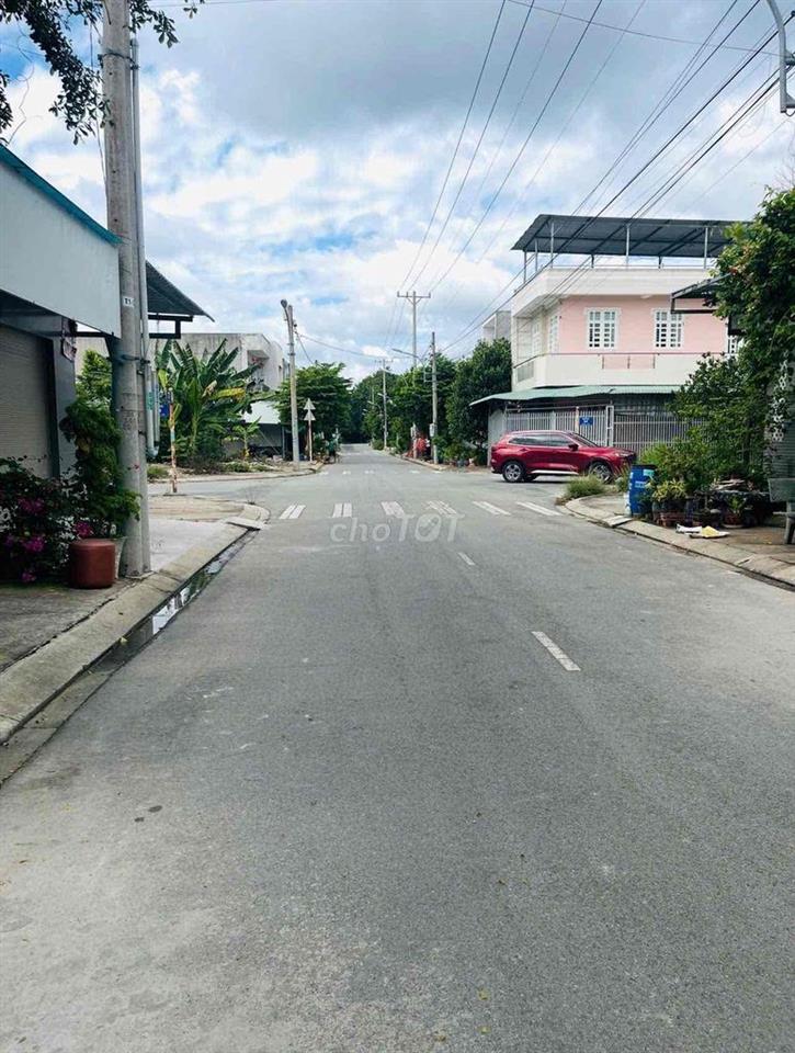 Bán nhà 1 trệt 1 lửng tặng full nội thất, đường 2 oto thông thoáng