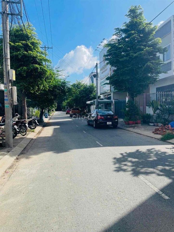 Bán nhà 1 trệt 1 lửng tặng full nội thất, đường 2 oto thông thoáng