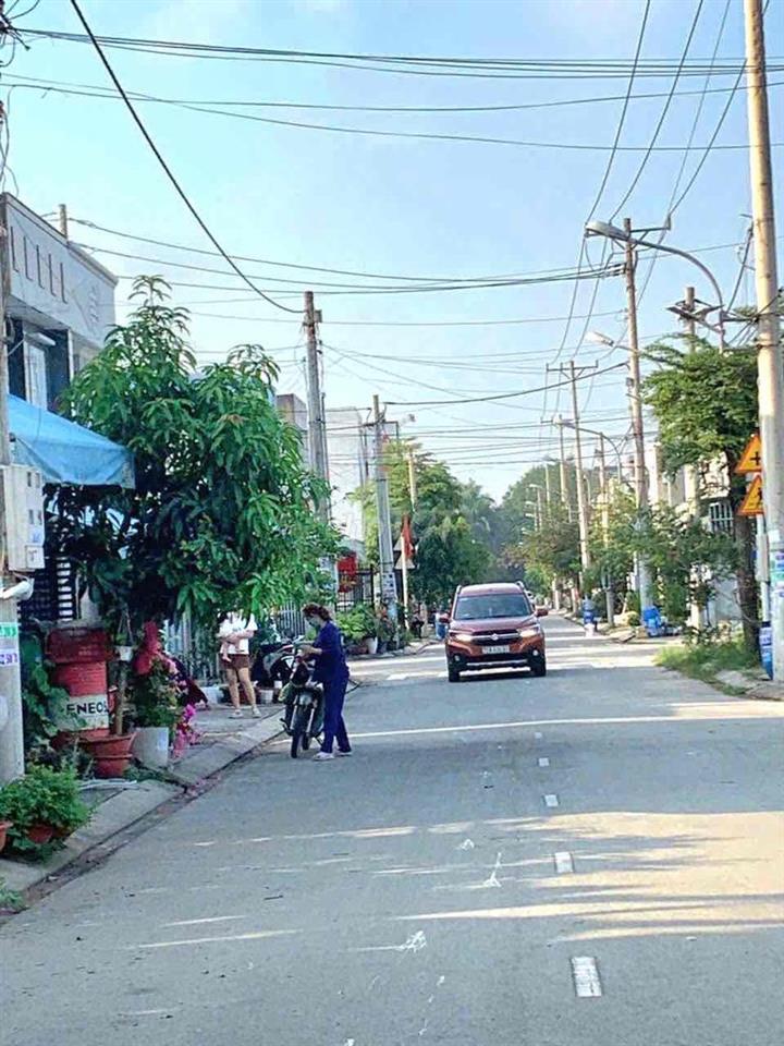 Bán nhà 1 trệt 1 lửng tặng full nội thất, đường 2 oto thông thoáng