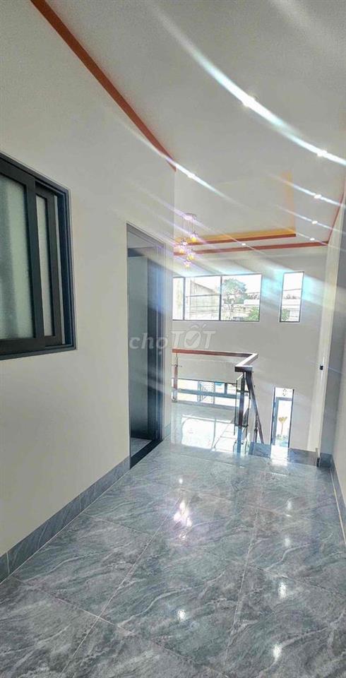 Bán nhà 1 trệt 1 lửng tặng full nội thất, đường 2 oto thông thoáng