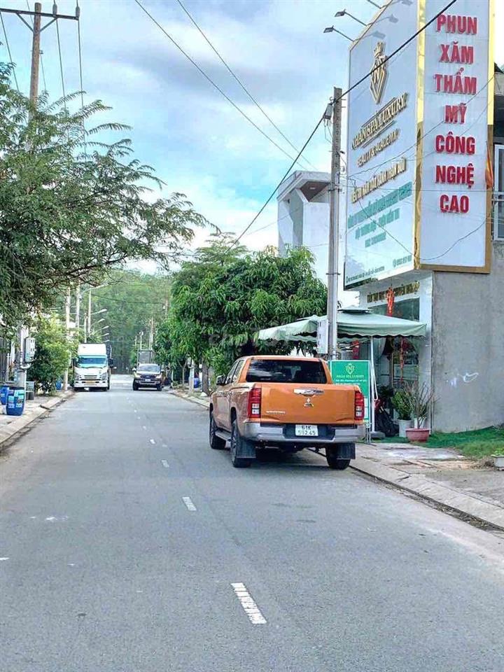 Bán nhà 1 trệt 1 lửng tặng full nội thất, đường 2 oto thông thoáng