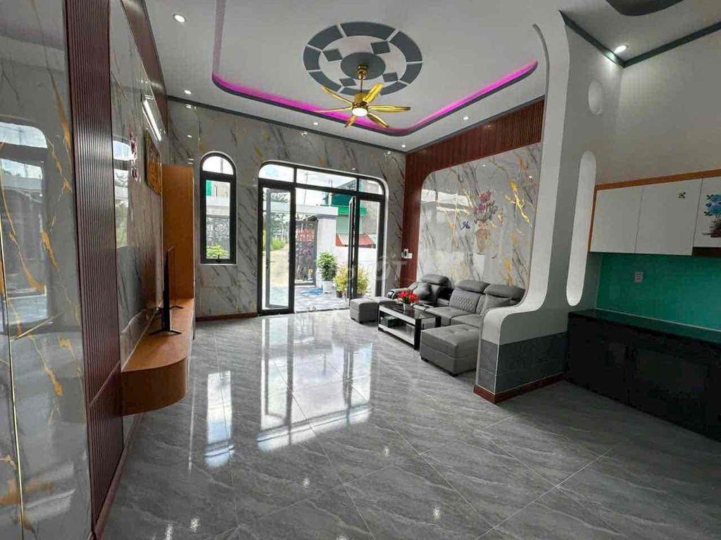 Nhà gần chợ đường xe ô tô vào thoải mái