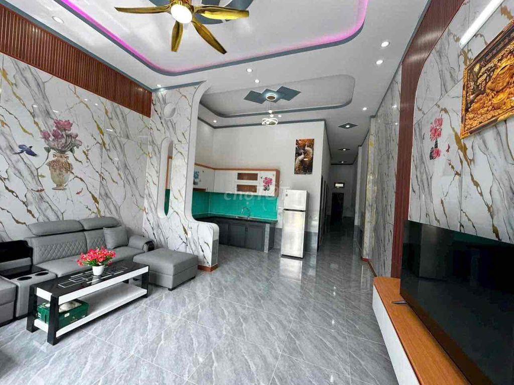 Nhà gần chợ đường xe ô tô vào thoải mái