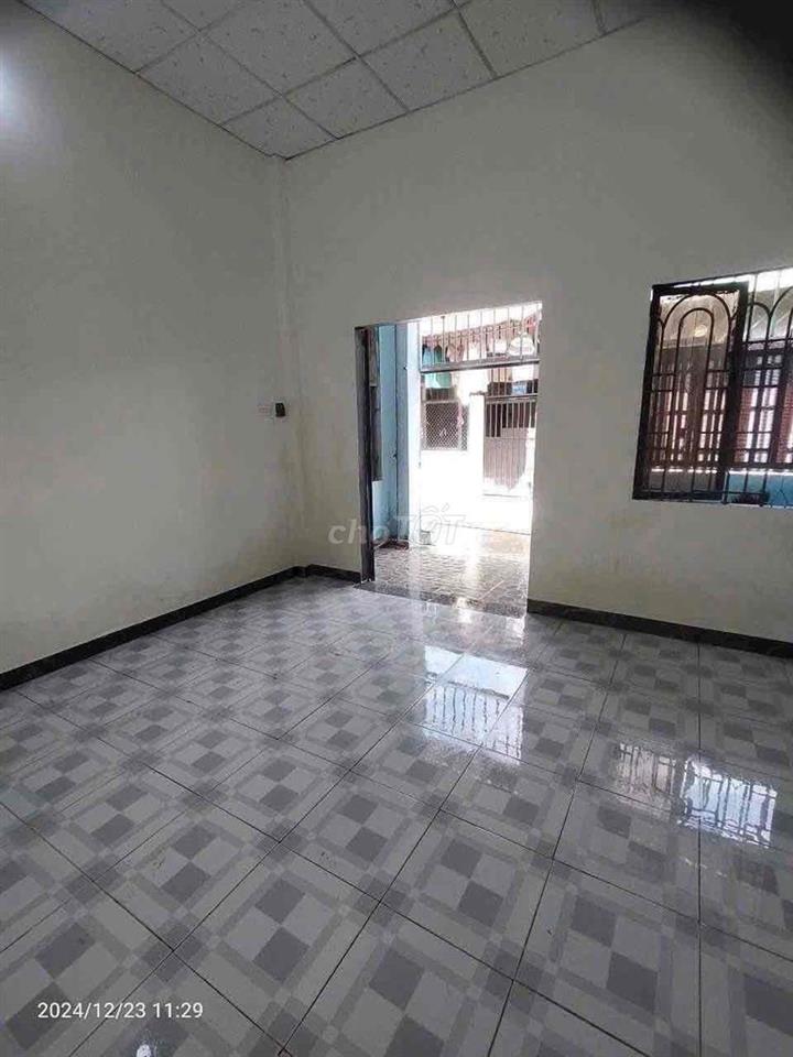 Nhà bình chuẩn 40 đã trống. Bán gấp nhà sổ chung bình chuẩn gần trường