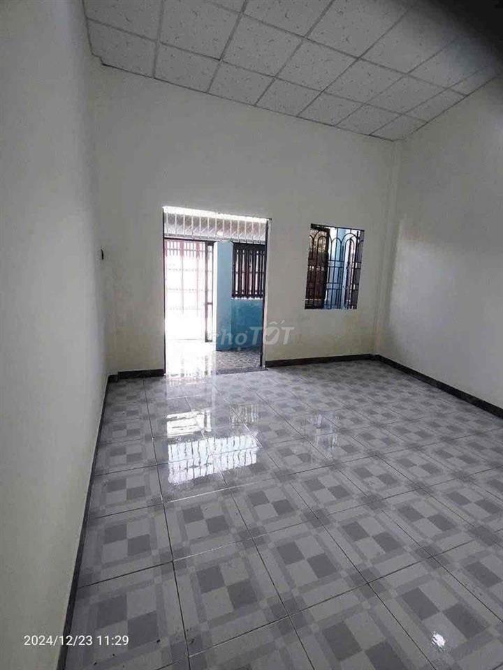 Nhà bình chuẩn 40 đã trống. Bán gấp nhà sổ chung bình chuẩn gần trường