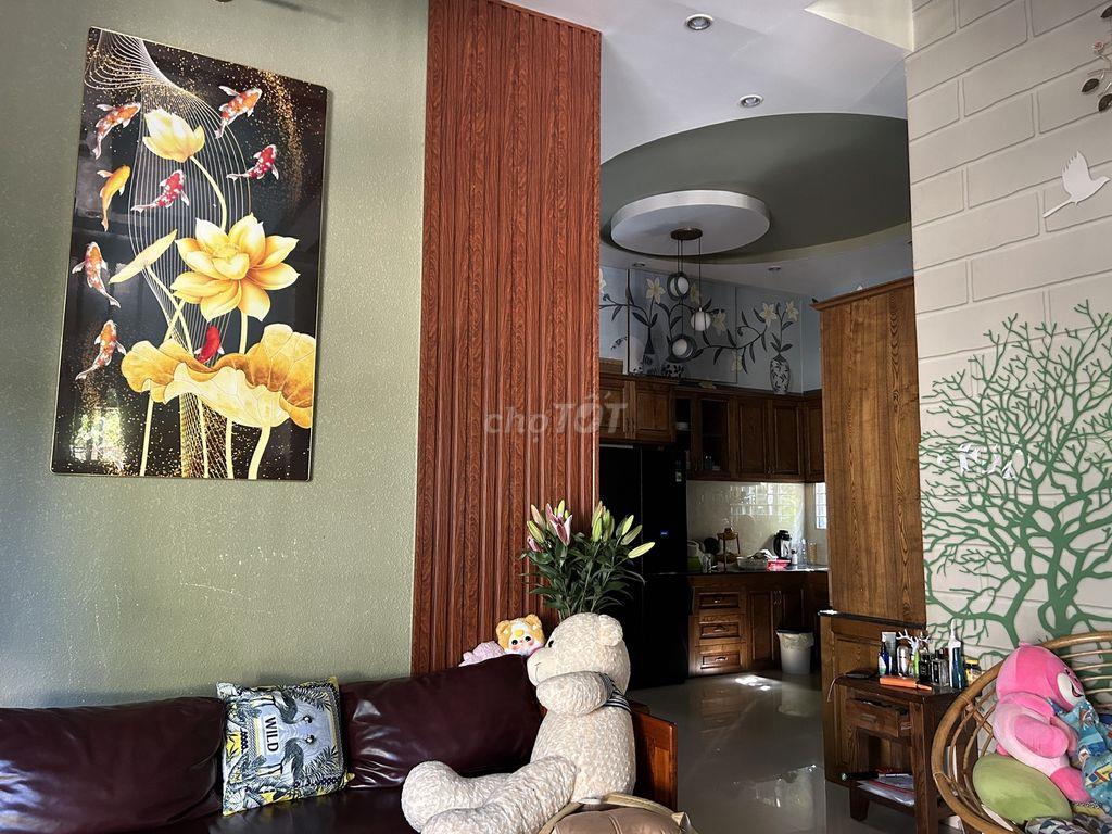 Bán biệt thự phố đường rộng, diện tích lớn, cây xanh, nội thất đầy đủ.