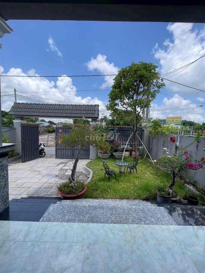 Nhà Định Hoà , Thủ Dầu Một 10x40m. 3pn full nội thất