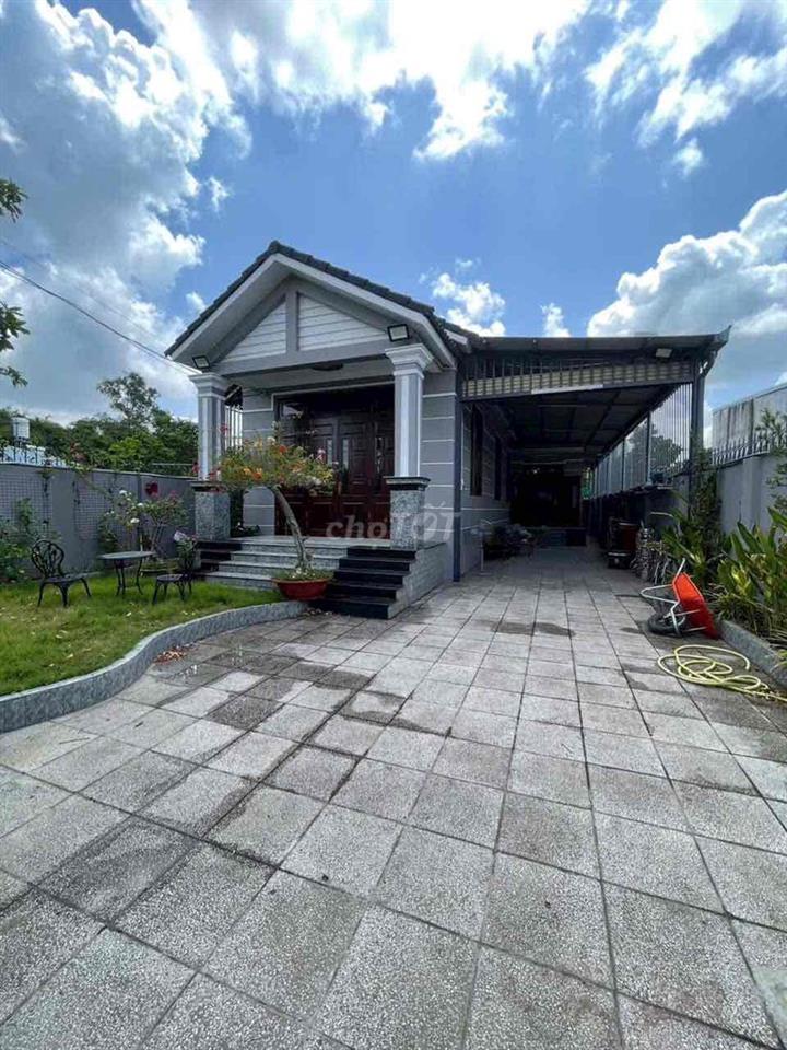 Nhà Định Hoà , Thủ Dầu Một 10x40m. 3pn full nội thất