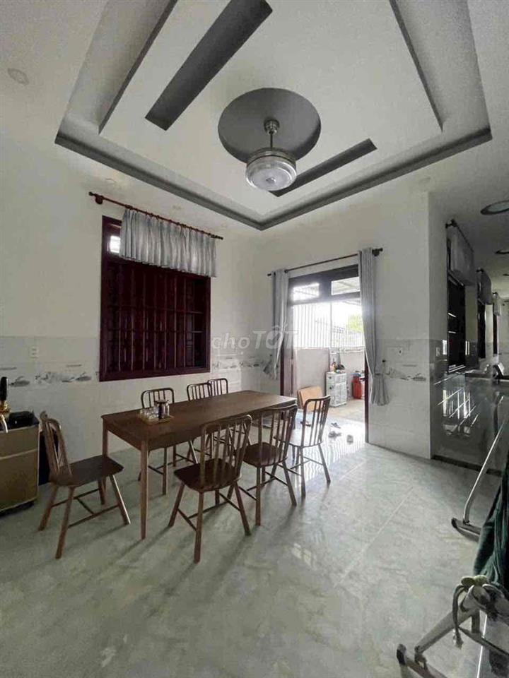 Nhà Định Hoà , Thủ Dầu Một 10x40m. 3pn full nội thất