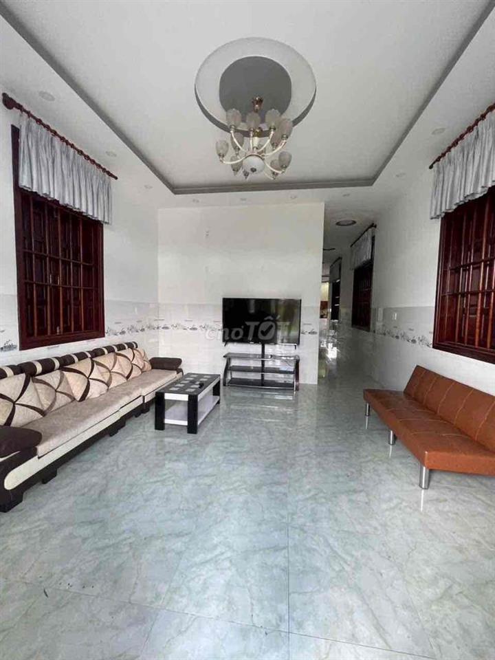 Nhà Định Hoà , Thủ Dầu Một 10x40m. 3pn full nội thất