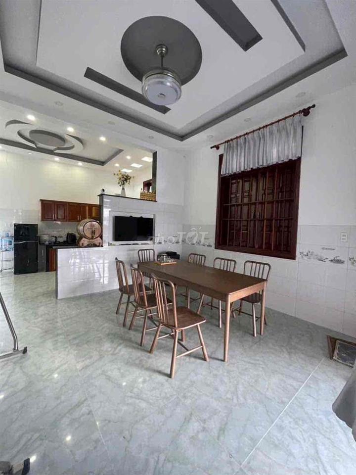 Nhà Định Hoà , Thủ Dầu Một 10x40m. 3pn full nội thất