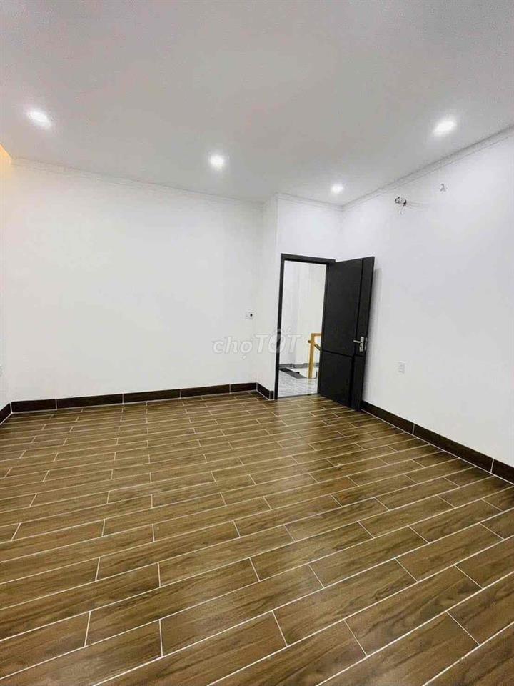 Nhà Hiệp Thành 1/QL 13 cách 20m. 3 tầng sẵn nội thất