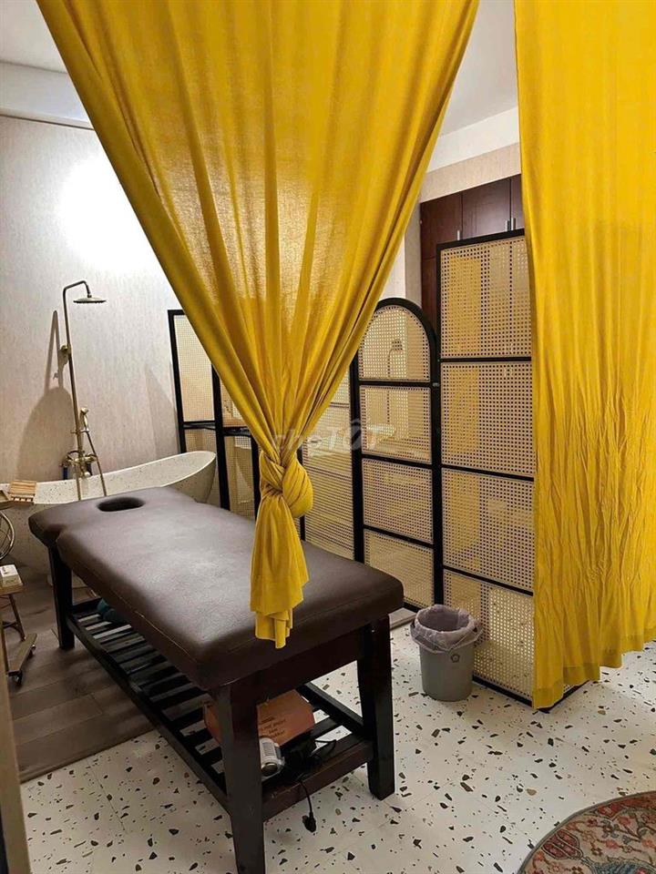 Đầu tư hơn 2 tỷ sang lại chỉ 300tr bao gồm 75tr cọc. nhanh mới còn ạ