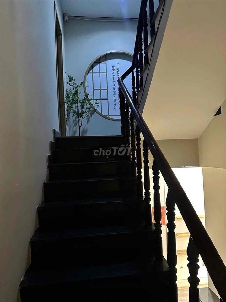 Đầu tư hơn 2 tỷ sang lại chỉ 300tr bao gồm 75tr cọc. nhanh mới còn ạ