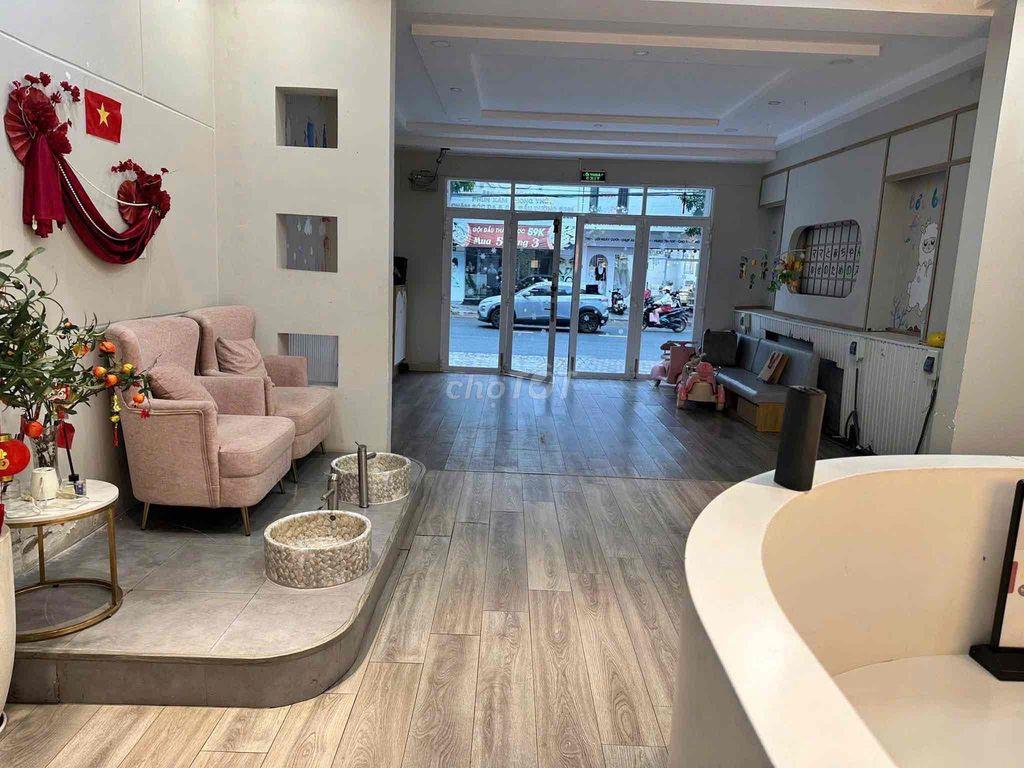 Đầu tư hơn 2 tỷ sang lại chỉ 300tr bao gồm 75tr cọc. nhanh mới còn ạ