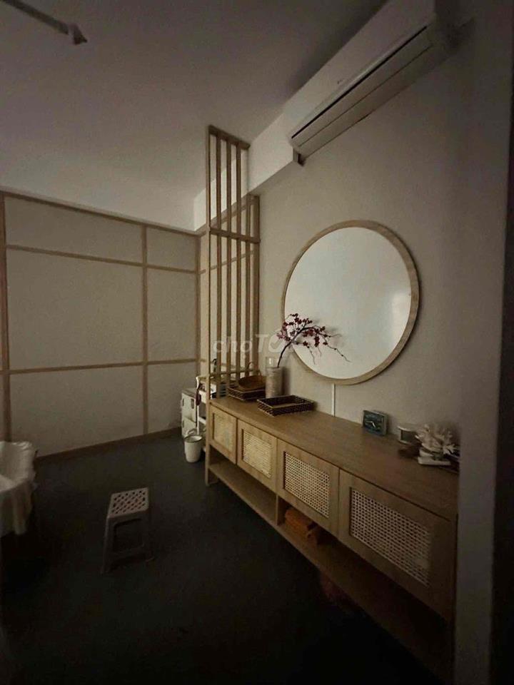 Đầu tư hơn 2 tỷ sang lại chỉ 300tr bao gồm 75tr cọc. nhanh mới còn ạ