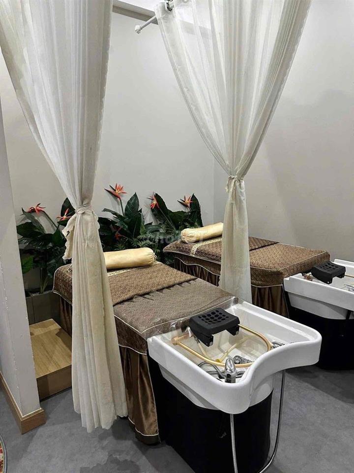 Đầu tư hơn 2 tỷ sang lại chỉ 300tr bao gồm 75tr cọc. nhanh mới còn ạ