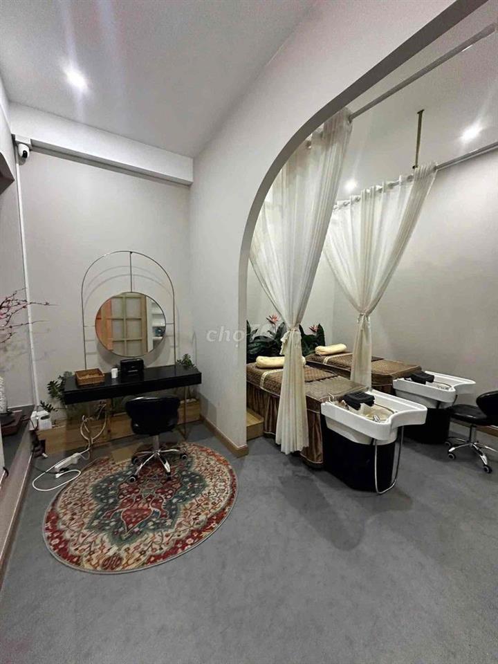 Đầu tư hơn 2 tỷ sang lại chỉ 300tr bao gồm 75tr cọc. nhanh mới còn ạ