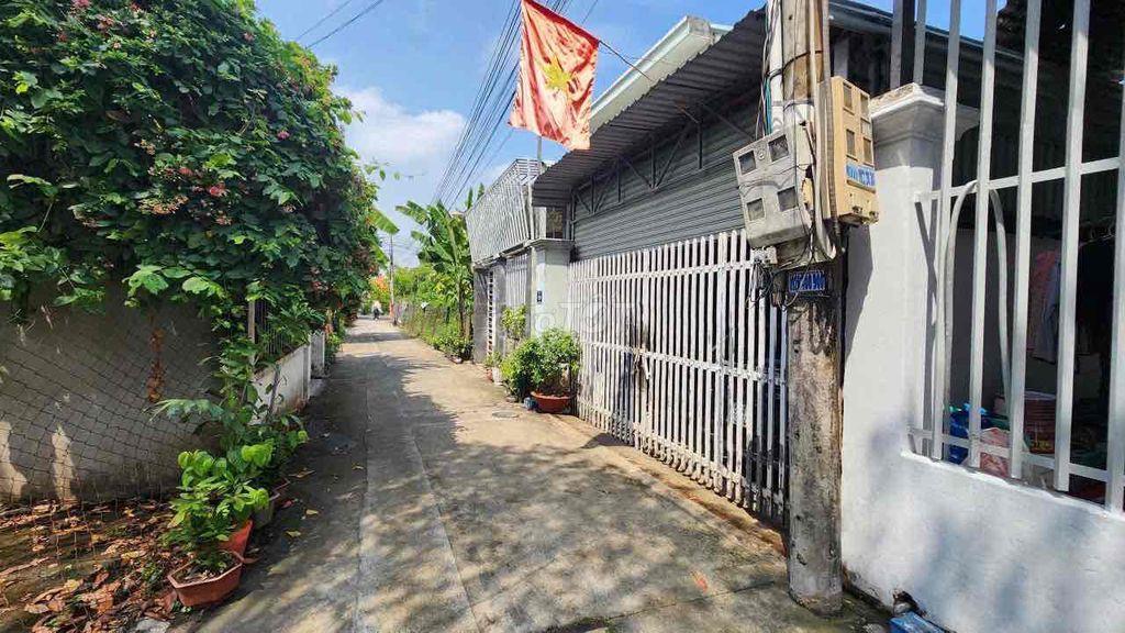 chính chủ cần bán nhanh nhà cấp 4 kế bên kdc HT3