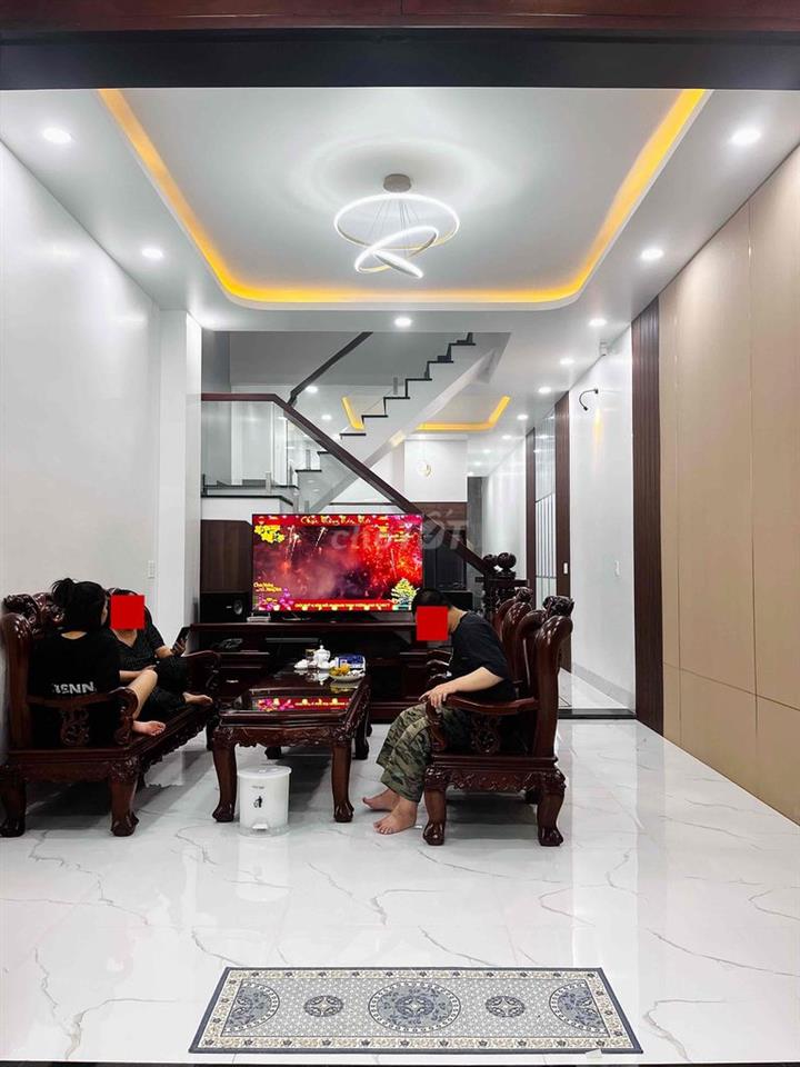 NHÀ PHỐ 3 TẦNG FULL NỘI THẤT MẶT TIỀN KINH DOANH !
