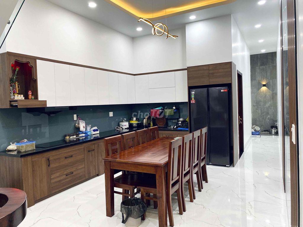 NHÀ PHỐ 3 TẦNG FULL NỘI THẤT MẶT TIỀN KINH DOANH !