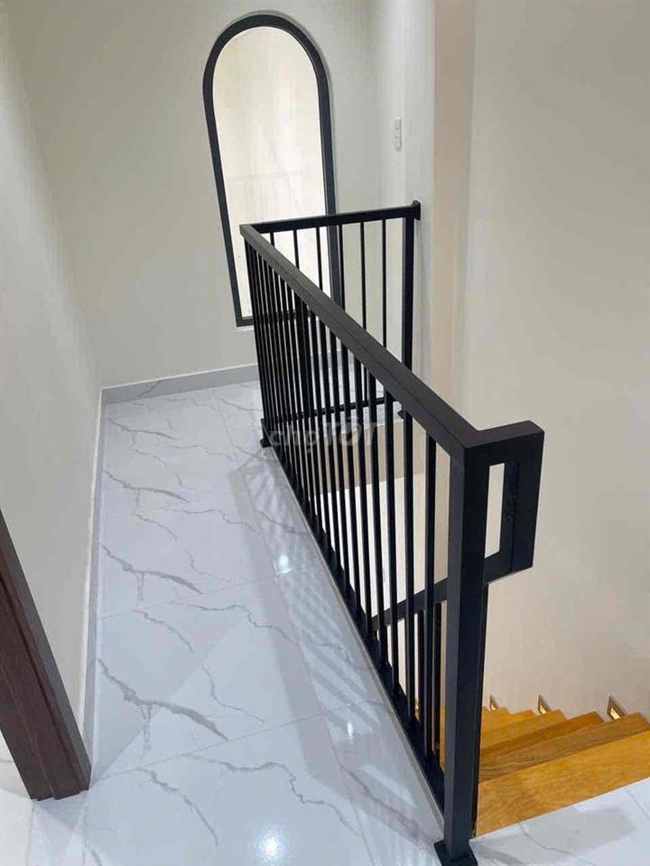 Nhà 1 lầu + 3 phòng ngủ ( trên 2 dưới 1 ) , sân ô tô
